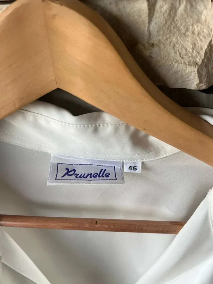 Chemise taille 46  blanche  épaulettes  rembourrés - photo numéro 3