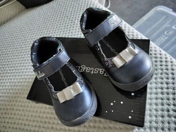 Chaussures T 22 petite fille lulu castagnette en très bon état.