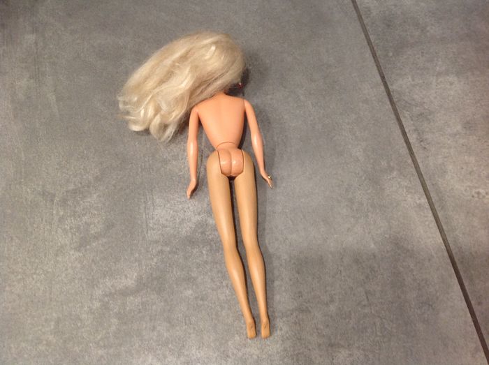 Poupée mannequin Barbie nuePoupée mannequin Barbie nue - photo numéro 2