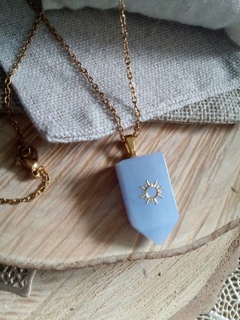 Collier pointe pierre de calcédoine naturelle bleu