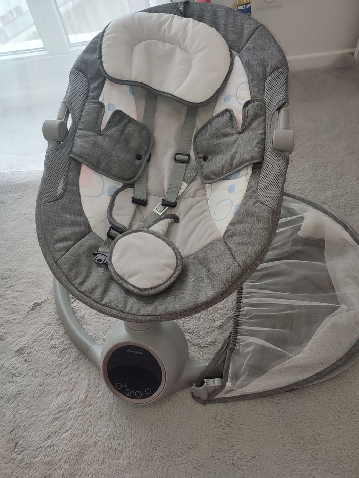 Balancelle bébé électrique avec télécommande – très bon état