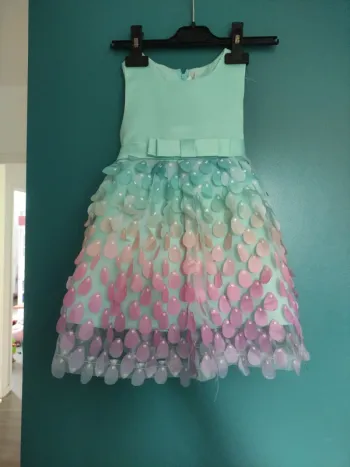 Très belle robe table sirène taille 18/24 mois en très bon état très peu porté