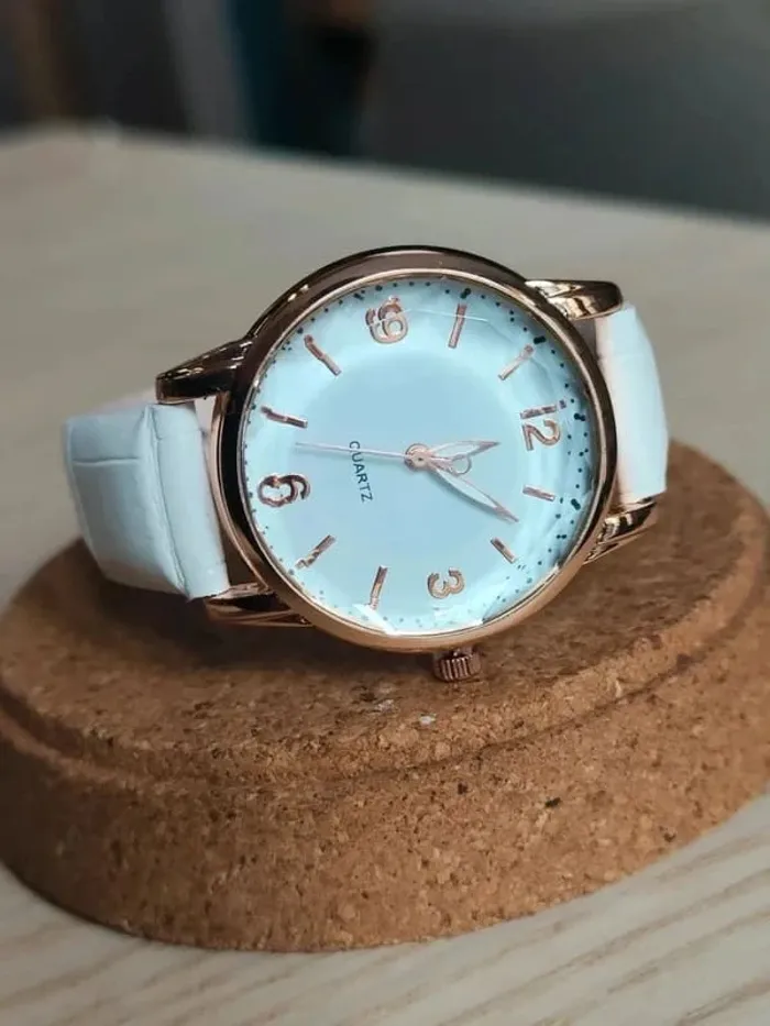 Montre blanche, doré, reliefs, style classique - photo numéro 2