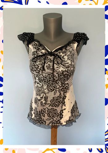 🤍 Débardeur Evalinka – Taille 2 – Blanc avec imprimé gris & détail tulle noir 🤍