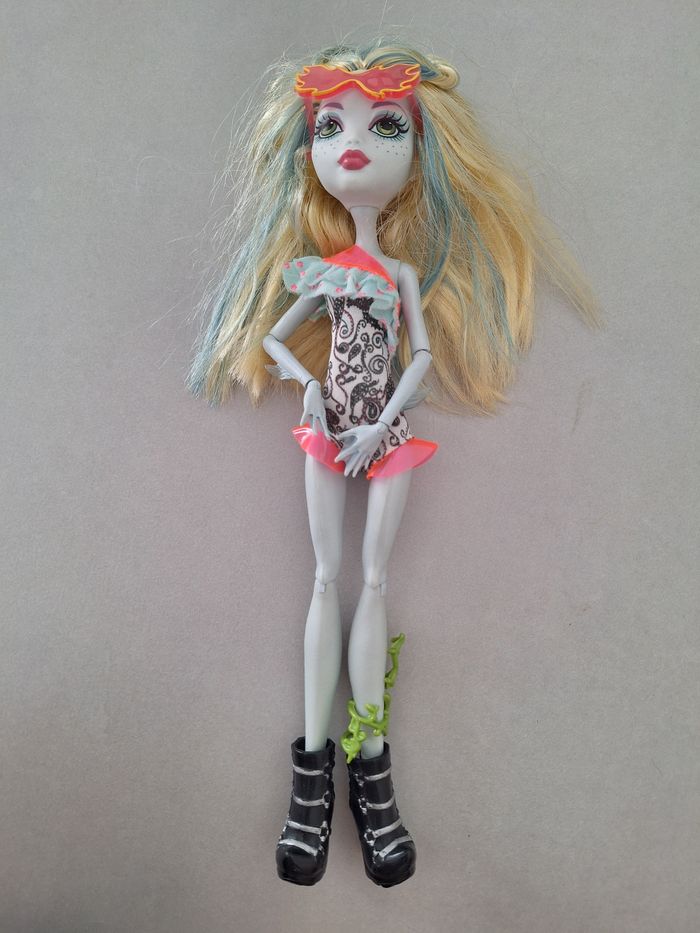 Lot 10 poupées monster high et supports - photo numéro 3