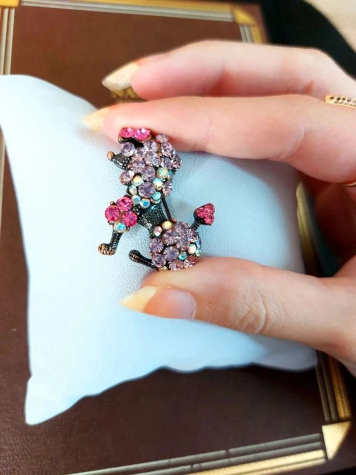 Magnifique broche chien avec pierres rose caniche - photo numéro 3