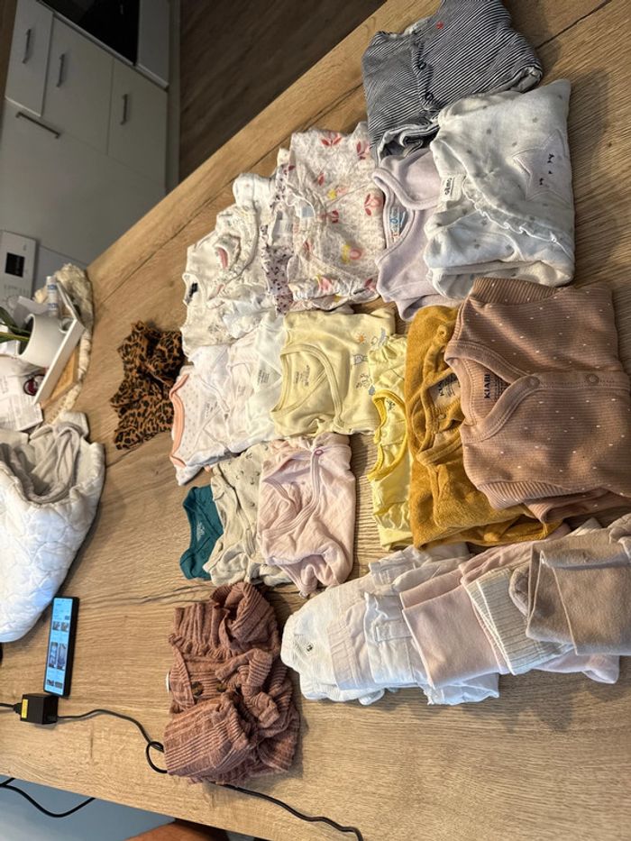 Lot vêtement 26 pièces fille 1 mois
