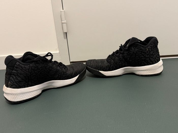 Chaussure Jordan 23 noir et blanche - photo numéro 8