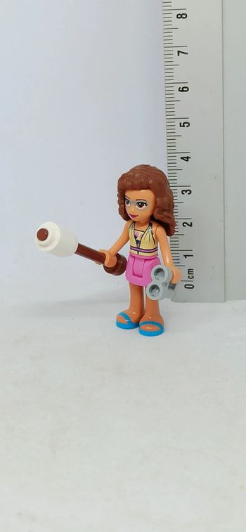 Femme avec chamallow et jumelles lego