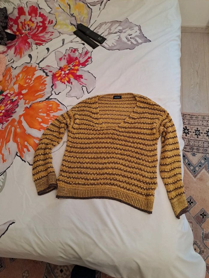 Joli pull ajouré kookai.  Taille 1 moutarde et marron