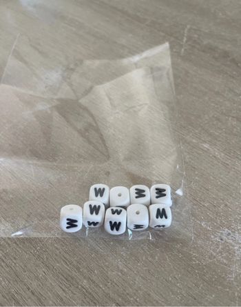 Perle silicone lettre M/W