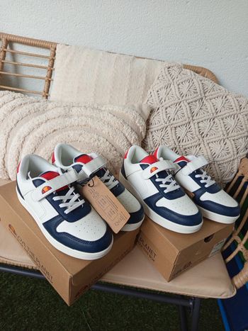 Lot de deux paires de baskets / sneakers à scratch Ellesse pointure 34 neuves avec étiquettes