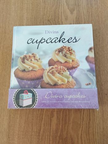 Livre de recettes Divins Cupcakes avec 4 boîtes cadeaux décoratives