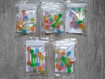 1 Lot de 7 piercings langue fluorescents neufs