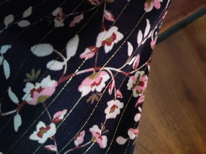 Robe évasée fluide boutonnée à volants, noir, fleurs roses et blanches, avec fils dorés "Paprika" - photo numéro 6