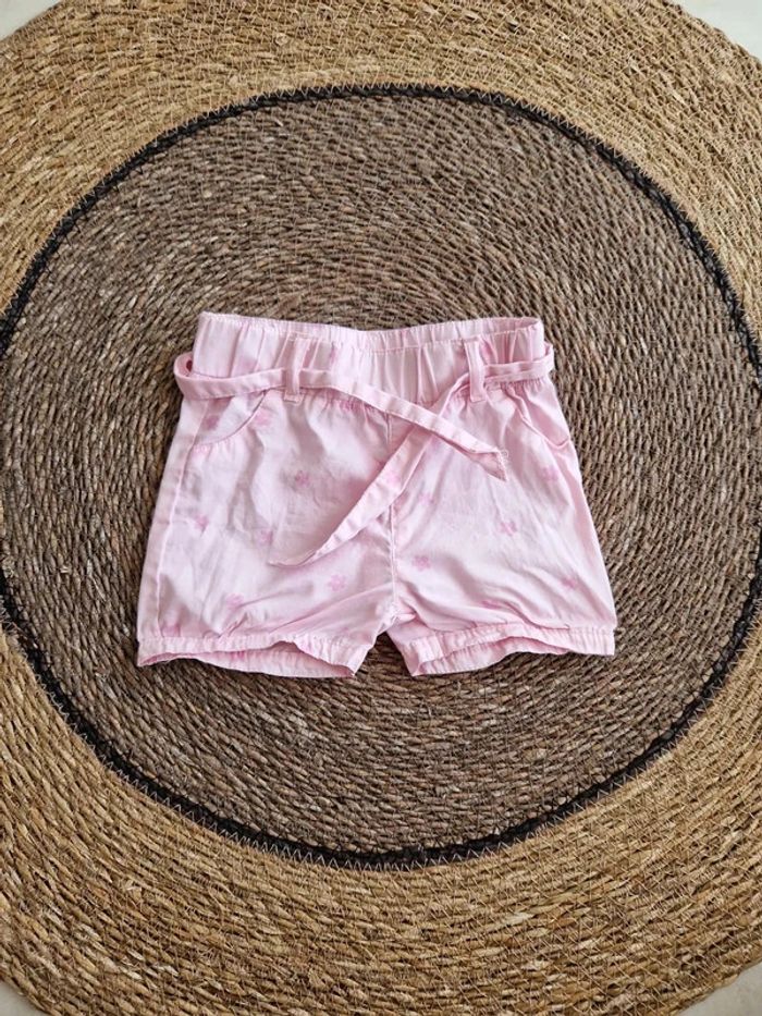 Joli short motifs fleurs taille 24 mois