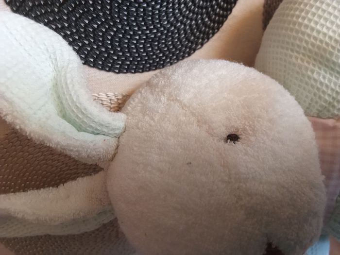 Doudou lapin Nounours vert clair proche bleu clair vichy rose blanc nez brodé marron tissu  nid d'abeilles et éponge blanc  bouclettes  blanches grelot hochet d'occasion - photo numéro 7