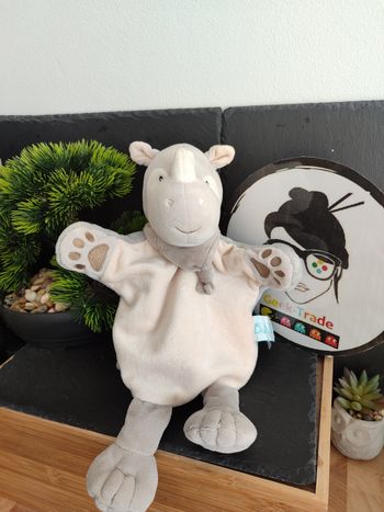 doudou rhinocéros baby nat bn397 savane marionnette bandana gris beige blanc