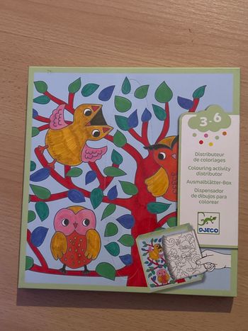 Distributeur de coloriages Djeco