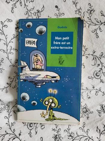 Livre Mon petit frère est un extra-terrestre- poche
