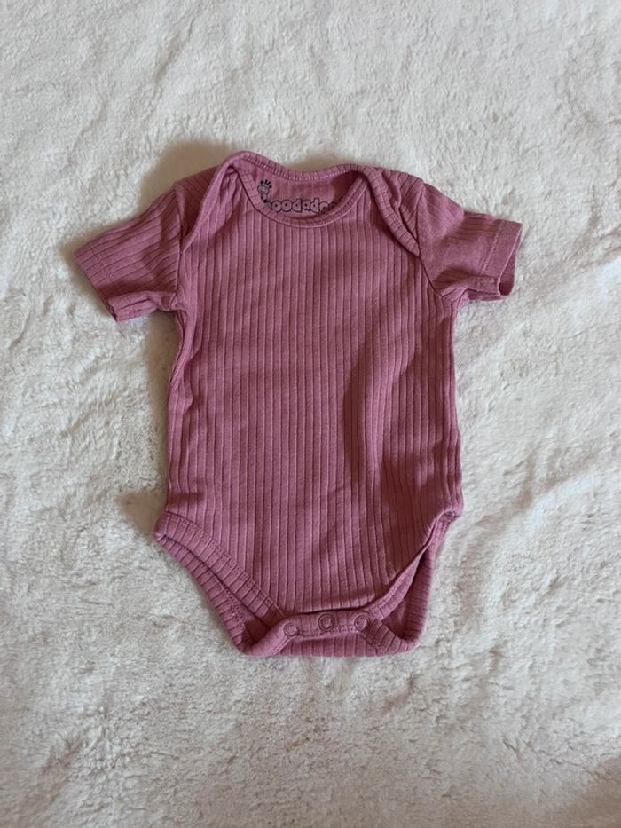 Lot bodies manches courtes 1 mois - photo numéro 2