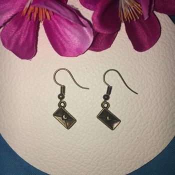 Boucles d’oreilles pendantes fantaisies métal doré vieilli enveloppe coeur love
