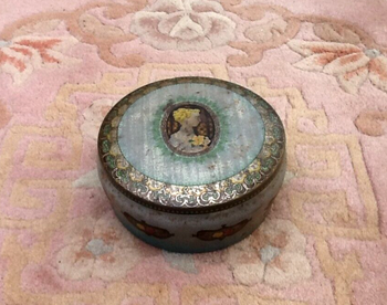 Boite en tôle lithographiée  Elégante au collier de perles