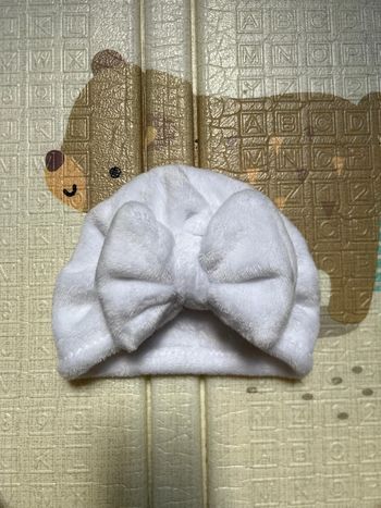 Bonnet polaire avec un gros noeud