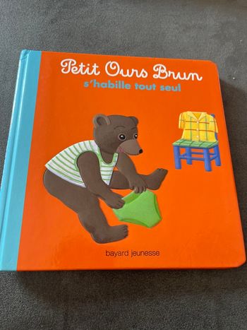 Livre petit ours brun s’habille tout seul