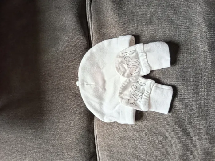 Bonnet et moufles nouveau né