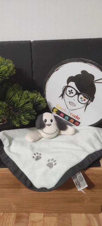 Doudou plat chien bleu vert gris Zeeman Pattes empreintes grelot  Blanc Carré