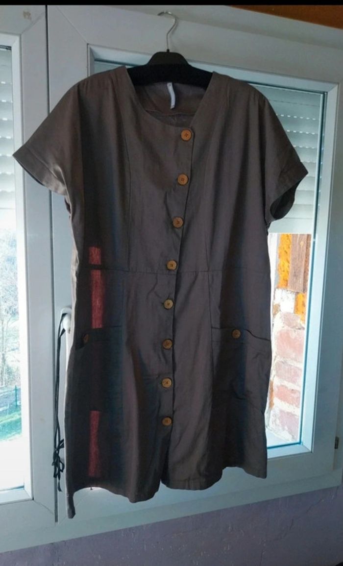 Robe blanche porte - photo numéro 2