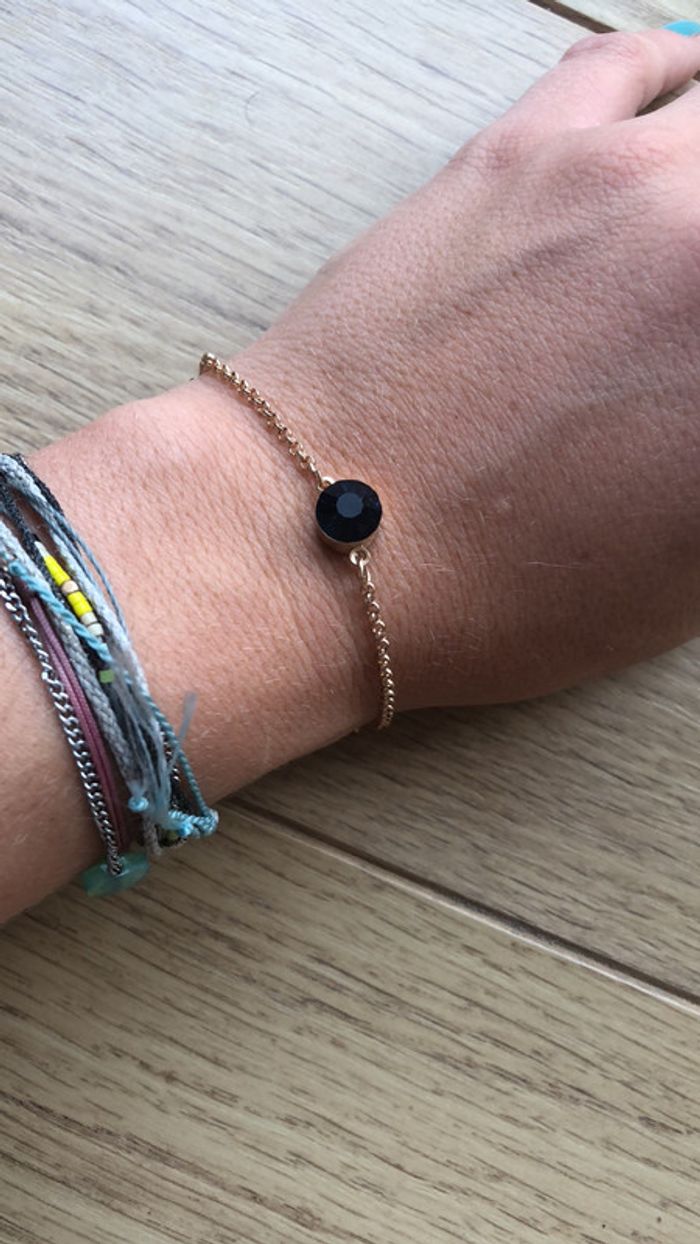 Bracelet fantaisie doré et pierre bleue