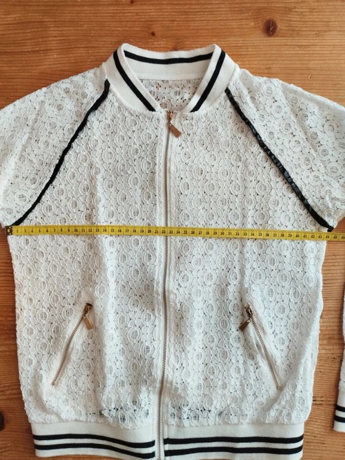 🤍 Veste Blanche Légère en Dentelle à Rayures Noires – Taille L/40 – Très Bon État - photo numéro 9