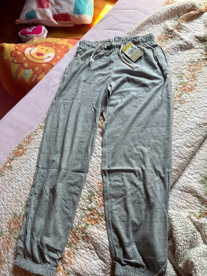 Jogging Nike femme neuf avec étiquette taille S/M/L