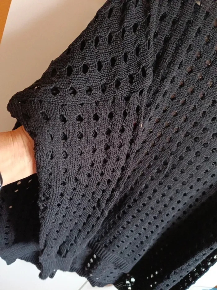 Pulls maille à trous noir ou blanc col V - photo numéro 7