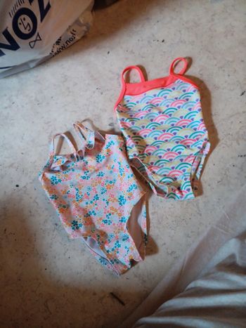 2 maillots plus d'étiquette c'est du 3 mois pas de vinted go