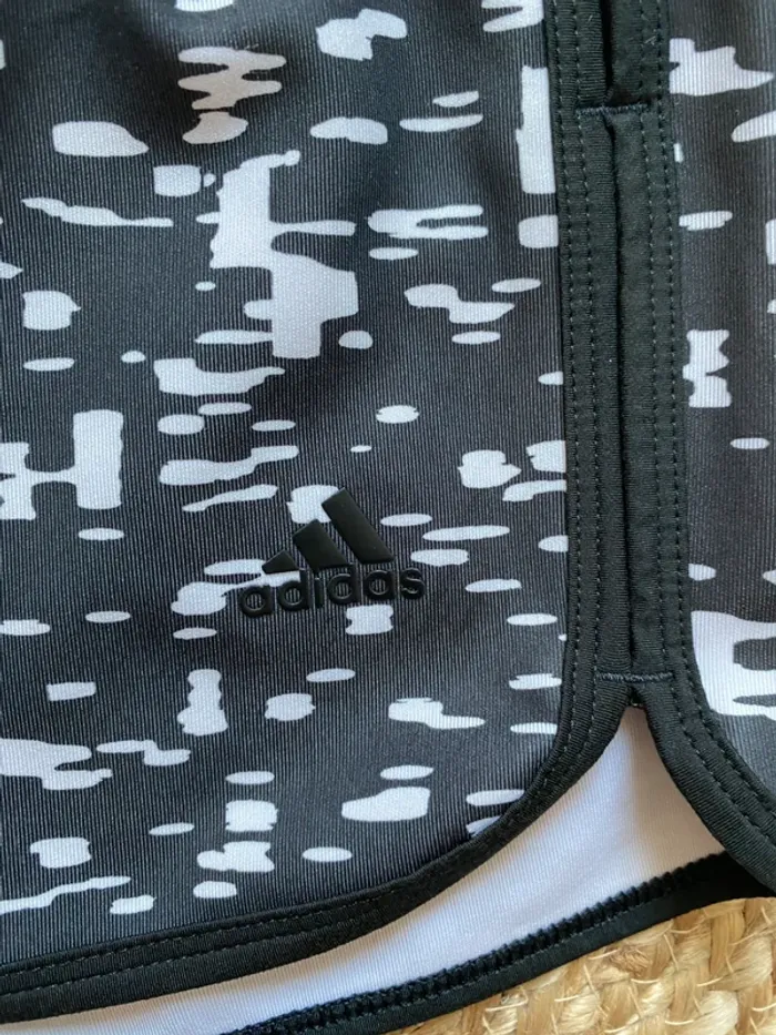 Short de sport Adidas femme – Taille S – Motif pixel noir et blanc - photo numéro 3