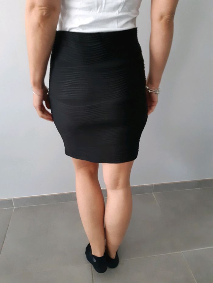 Jupe noire - photo numéro 2