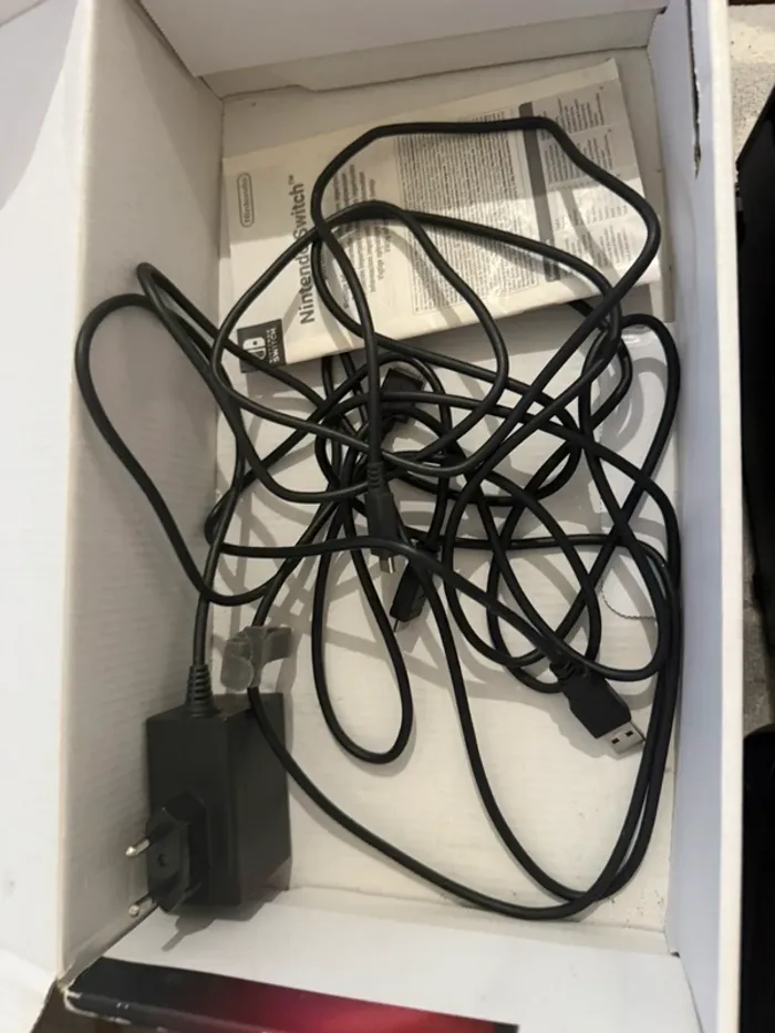 Pack Nintendo Switch V1 (Première Génération) avec de nombreux accessoires et housse de transport. - photo numéro 7