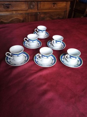 6 tasses avec soucoupes  dans sa boite