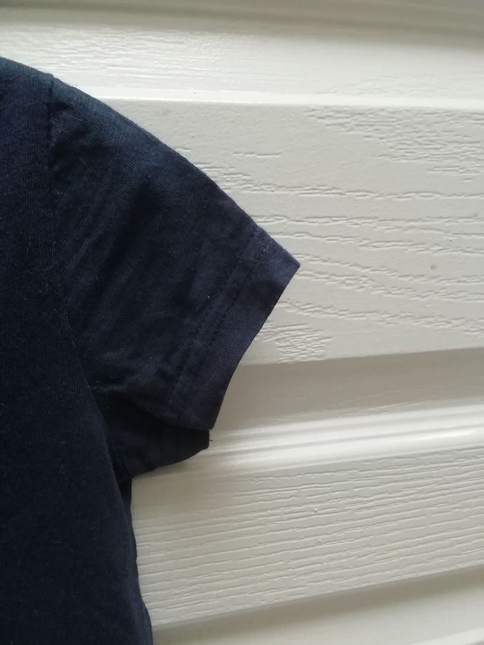 Vends t-shirt garçon été bleu marine avec poche et 3 boutons sur le devant. - photo numéro 5