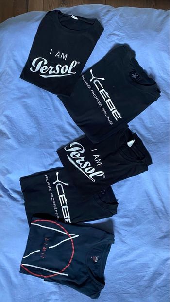 Lot de 5 t-shirts noirs et bleu imprimés – vente à l’unité possible