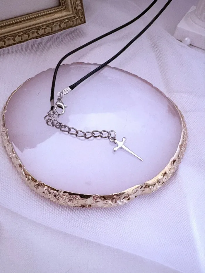 Collier en lien noir avec fiole en verre et breloque poignard - photo numéro 4