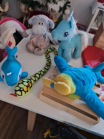 Diverses peluche avion dauphin poney chameau