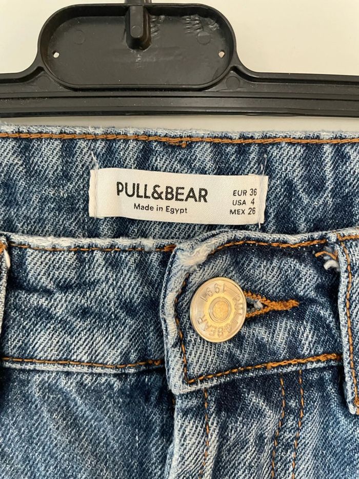 Jean bleu court taille haute coupe flare mom jambe large pull & bear taille 36 - photo numéro 4