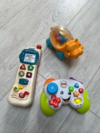 Lot de 2 jouets d’éveil  téléphone musical rigolo phone de vtech  manette musicale  et hippopotame à bille