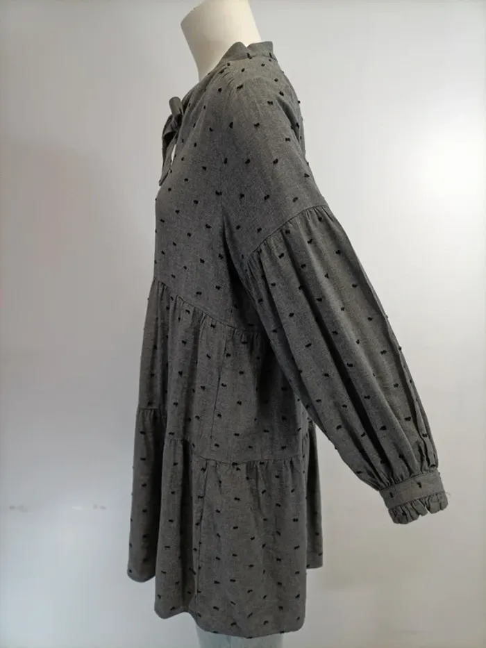 Robe Zara Grise pois noirs - taille S - volants - Noeud à l'avant col en V - Viscose A422 - photo numéro 3