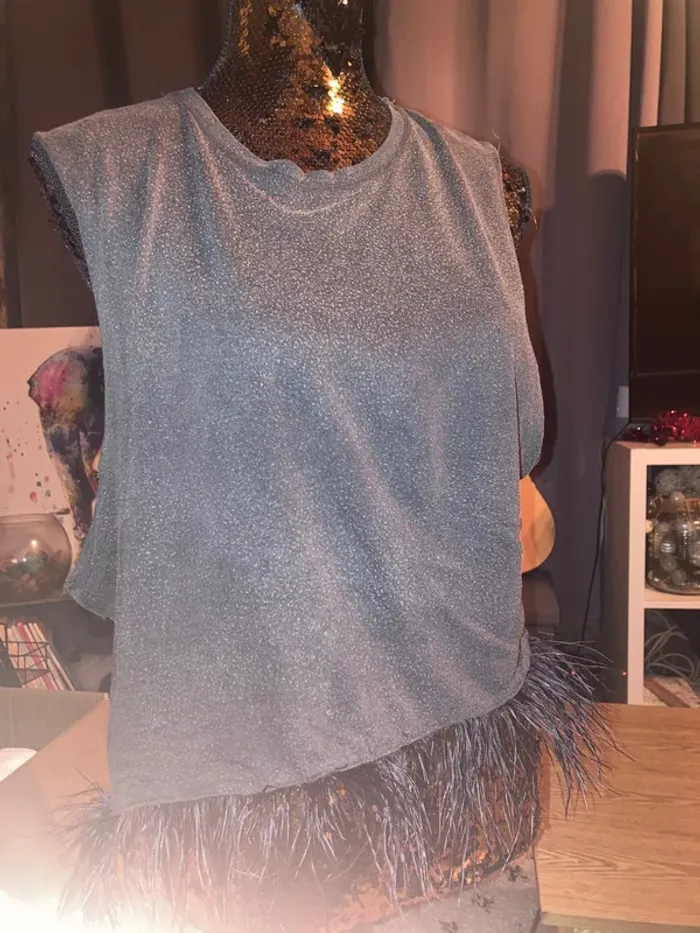 Tee shirt gris foncée sans manche à franche