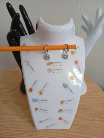 Boucles d'oreilles couleur argent soirée mariage événement invitation